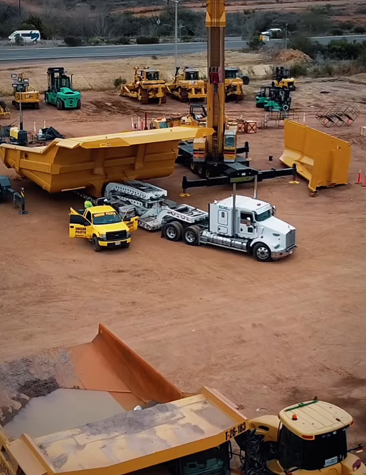 Heavy machinery transport / Transporte de maquinaria pesada