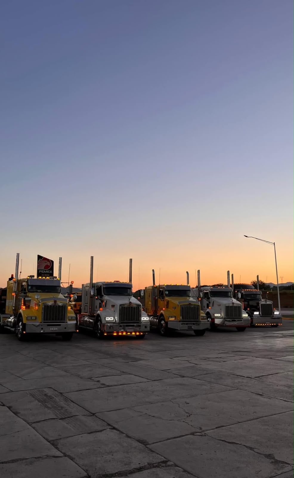 Truck fleet at sunset / Flota de camiones al atardecer